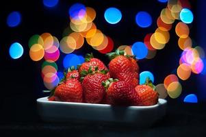 fraises fraîches dans un plat blanc sur le fond photo