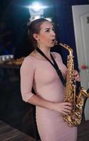 belle fille jouant du saxophone photo