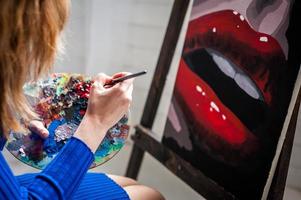 étudiante ayant des cours au studio d'art, pour dessiner. photo