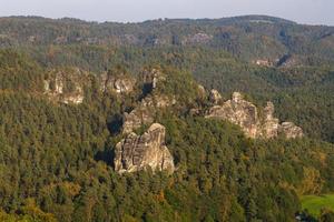 paysages d'automne dans les montagnes de grès de l'elbe. photo