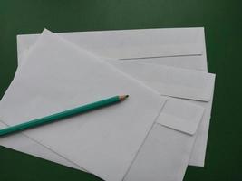 enveloppe pour envoyer des lettres au bureau de poste photo