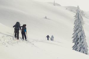 touristes avançant sur des skis paysage photo