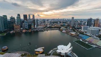 marina bay , singapour - 14 octobre 2022 paysage urbain emblématique bâtiment autour de marina bay avec crépuscule le soir . photo