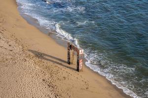 colonnes avec balançoire accrochée sur une plage de sable à pigeon point photo