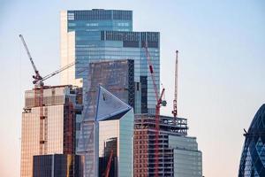 cette vue panoramique sur le quartier financier de la ville de mile carré de londres. photo