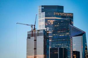 cette vue panoramique sur le quartier financier de la ville de mile carré de londres. photo