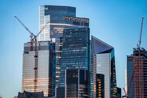 cette vue panoramique sur le quartier financier de la ville de mile carré de londres. photo