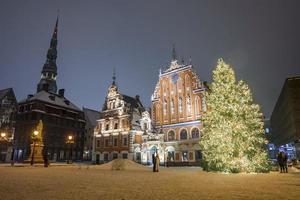 les gens apprécient le marché de noël à riga d'hiver en lettonie. photo