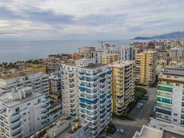vue aérienne sur la ville et la mer. grands bâtiments architecturaux photo