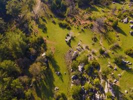 vue imprenable sur la campagne depuis les airs. village vert photo