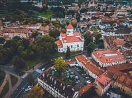 cathédrale orthodoxe de theotokos par drone à vilnius photo