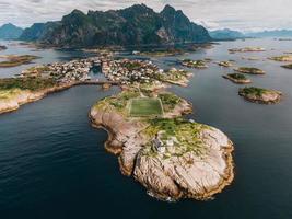 Vues de henningsvaer dans les îles lofoten en norvège photo
