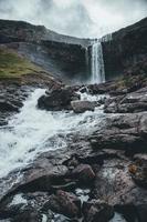 cascade de fossa vue dans les îles féroé photo