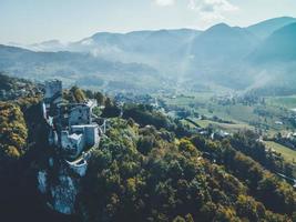 vue par drone du château de celje en slovénie photo