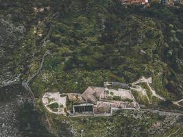 vue par drone du château de san giovanni à kotor, monténégro photo