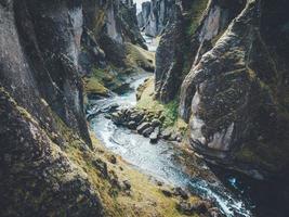 canyon de fjadrargljufur sur la côte sud de l'islande photo