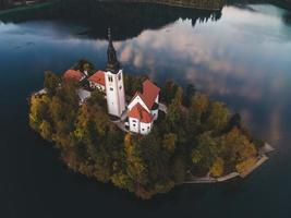 vue par drone de l'église de pèlerinage de l'assomption de maria à bled, slovénie photo