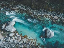 vue par drone de la rivière soca en slovénie photo