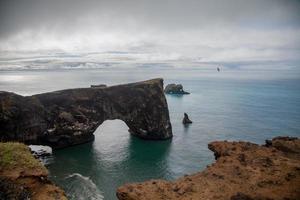 gatklettur dans la péninsule de snaefellsness en islande photo