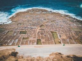 vues par drone des marais salants à gozo, malte photo