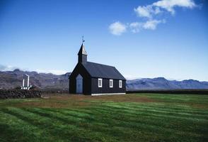 Église de budakirkja dans la péninsule de snaefellsness en islande photo