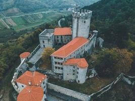 château branik par drone en slovénie photo