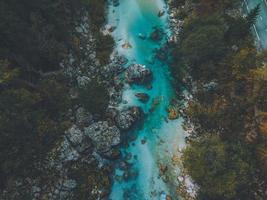 vue par drone de la rivière soca en slovénie photo