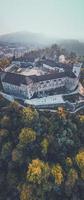 vue par drone du château de ljubljana en slovénie photo