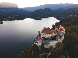 vue par drone du château de bled en slovénie photo