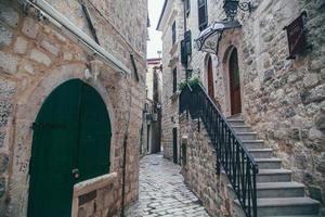 vue sur la vieille ville de kotor au monténégro photo