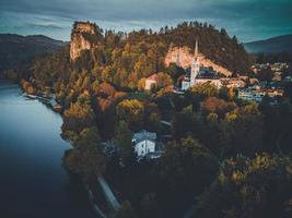 vues de drone de l'église de st. martin à bled, slovénie photo