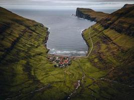 le village de tjornuvik dans les îles féroé photo