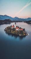 vue par drone de l'église de pèlerinage de l'assomption de maria à bled, slovénie photo