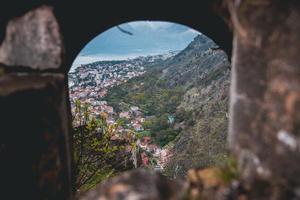 vue sur la vieille ville de kotor au monténégro photo