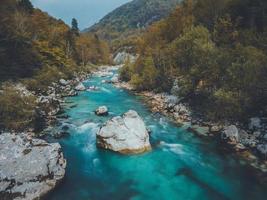 vue par drone de la rivière soca en slovénie photo