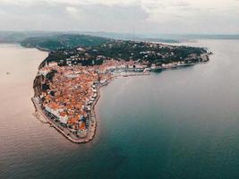 drone aérien vues sur piran en slovénie photo