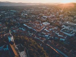 vue par drone du château de ljubljana en slovénie photo