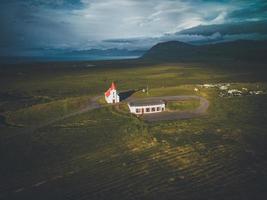 Église d'ingjaldsholskirkja dans la péninsule de snaefellsness en islande photo