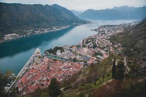 vue sur la vieille ville de kotor au monténégro photo