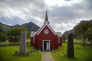 Église de flakstad dans les îles lofoten en norvège photo