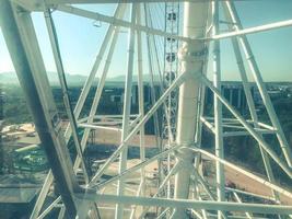 grande roue. poutres métalliques blanches. un énorme design fiable, un carrousel dans le parc pour les enfants. tiges métalliques peintes en blanc photo