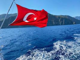 Le drapeau turc sur yacht, Antalya, Turquie photo