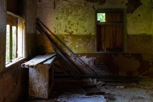 intérieur d'une maison abandonnée photo