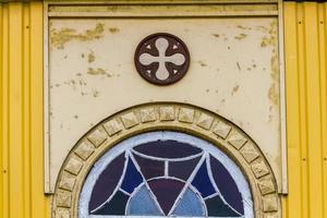 église orthodoxe en bois jaune photo