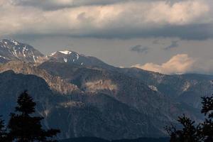 paysages printaniers des montagnes grecques photo