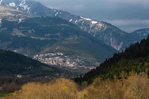 paysages printaniers des montagnes grecques photo