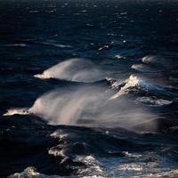 vagues et éclaboussures dans la mer méditerranée photo