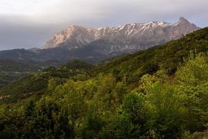 paysages printaniers des montagnes grecques photo