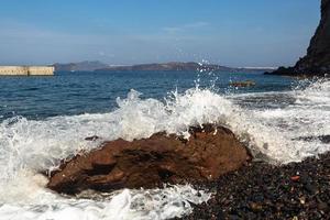 vagues et éclaboussures dans la mer méditerranée photo