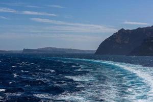 vagues et éclaboussures dans la mer méditerranée photo